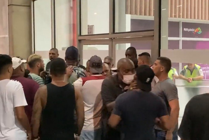 Torcedores do Fluminense se revoltam no Galeão