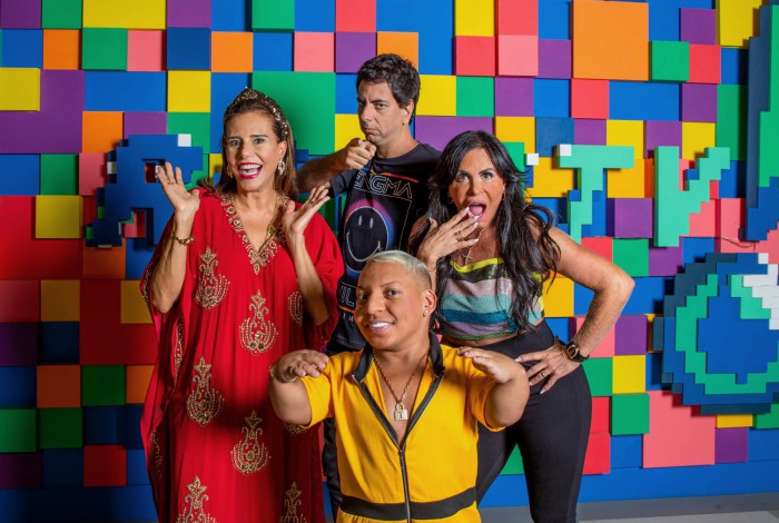 Gretchen posa com Narcisa Tamborindeguy, Marcelo Barbur (Beby) e Tokinho: apresentadores do 'Encrenca',
da RedeTV!