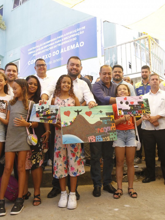 Criançada do complexo levou desenhos e pinturas pro governador