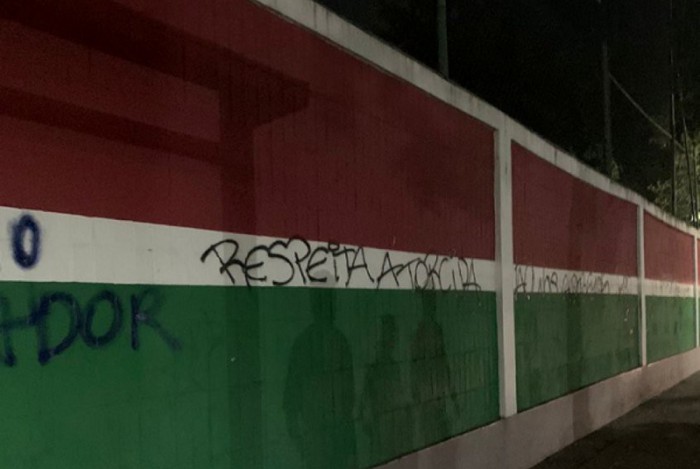 Muro das Laranjeiras foi alvo de pichação de torcedores