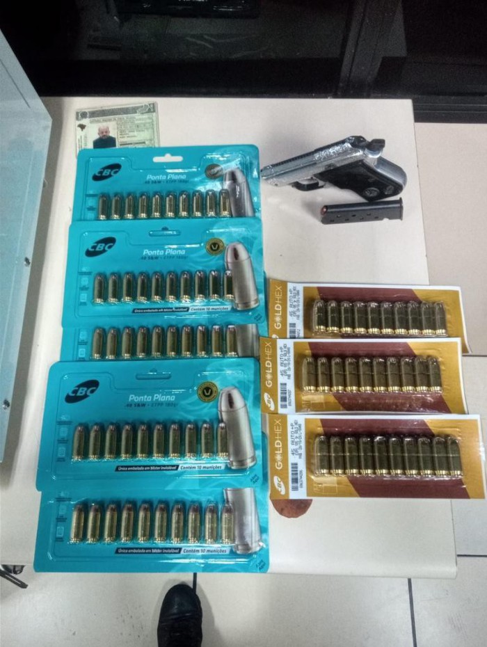 Além dos projéteis, uma pistola