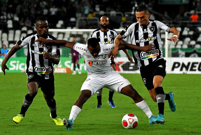 Jhon Arias não dá mole na marcação cerrada do Botafogo e tenta mais um ataque para o Fluminense