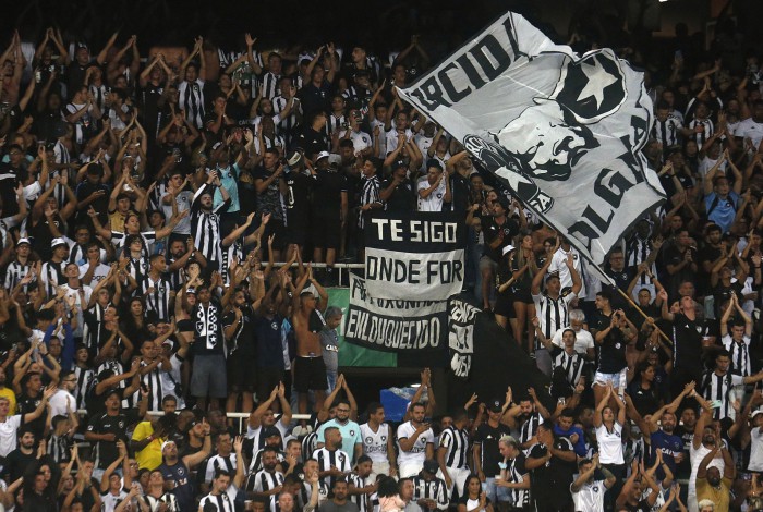 Torcida do Botafogo no clássico contra o Fluminense