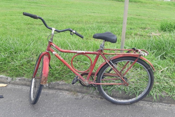 Homem estava andando de bicicleta quando sofreu a queda