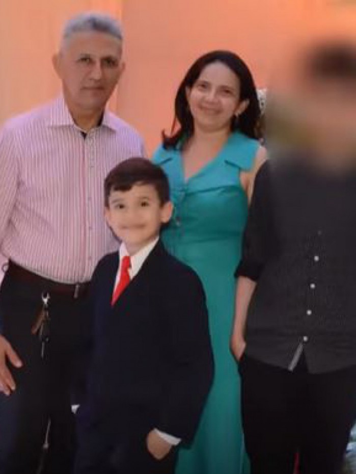 Adolescente de 13 anos matou a tiros a pr&oacute;pria m&atilde;e e o irm&atilde;o mais novo, de 7 anos, dentro de casa