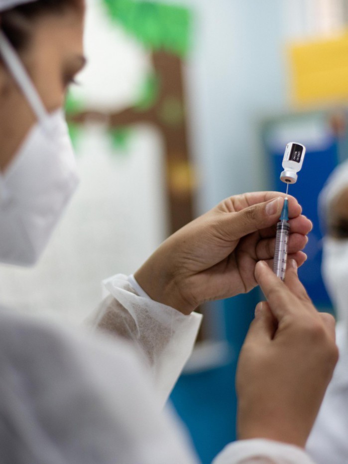 Medidas como o incentivo ao uso da m&aacute;scara, cria&ccedil;&atilde;o de alternativas que promovessem o isolamento social e acelerar o processo da vacina&ccedil;&atilde;o poderiam ter poupado muitas vidas