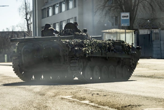 Tanque militar ucraniano em Kiev, capital da Ucrânia