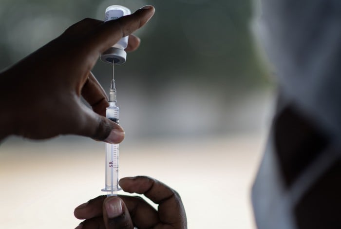 Ministério da Saúde atribui queda à cobertura vacinal contra a covid