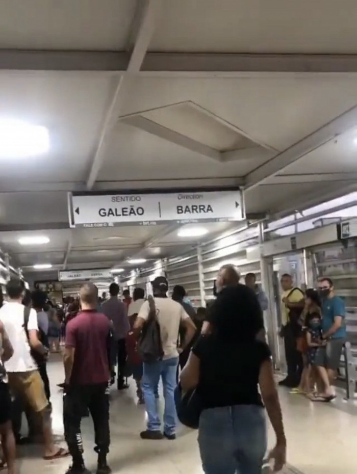 Os passageiros, segundo a empresa, foram levados a outro articulado que presta os mesmos serviços