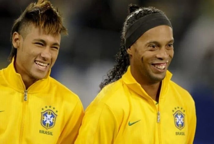 Neymar e Ronaldinho Gaúcho em ação pela Seleção