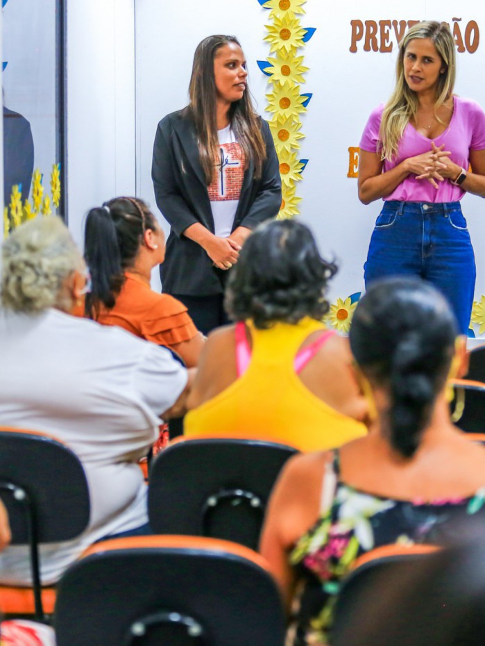 A subsecret&aacute;ria da Mulher, Cristiane Guedes (D), destacou que muitas mulheres n&atilde;o conhecem a Endometriose