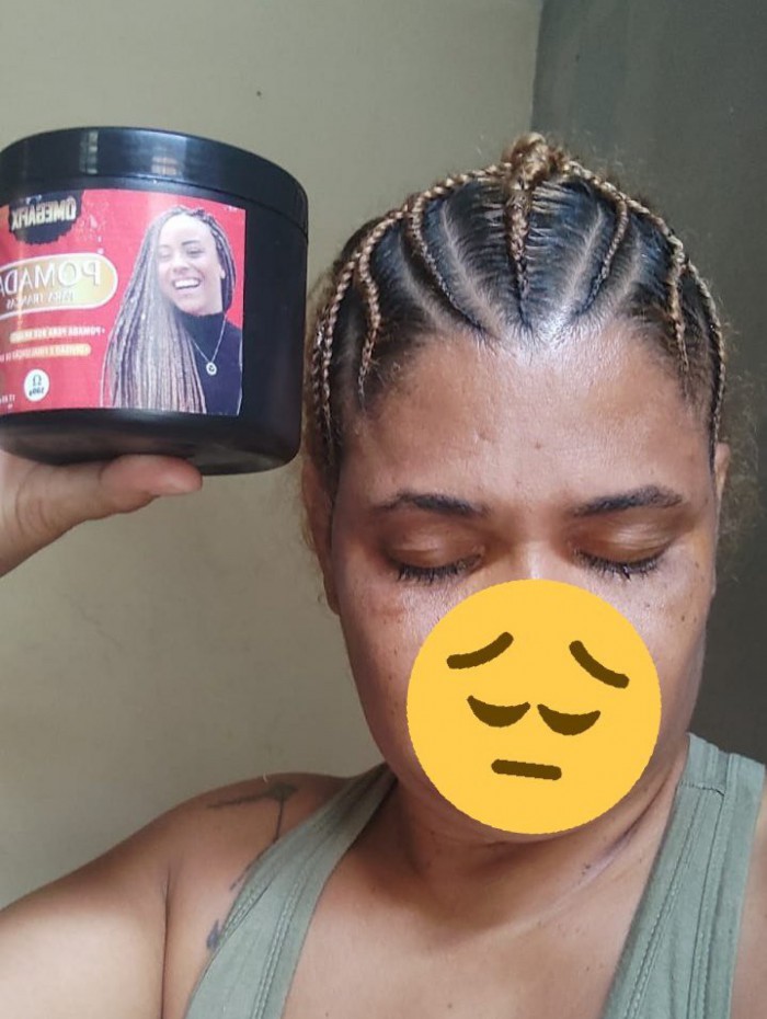 Josiane Reis e a pomada modeladora &Ocirc;megafix, utilizada em seu cabelo