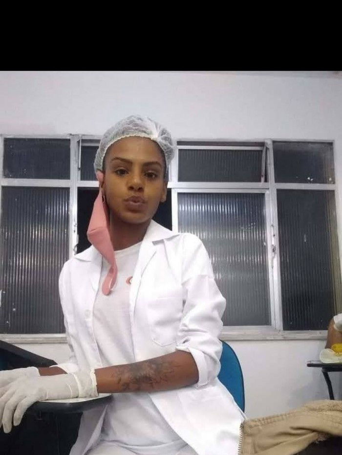 Valeska Oliveira, de 22 anos, estudou em um curso de t&eacute;cnica em enfermagem e vendia doces e perfumes para manter as finan&ccedil;as da casa, no Fonseca, na Zona Norte e Niter&oacute;i    
