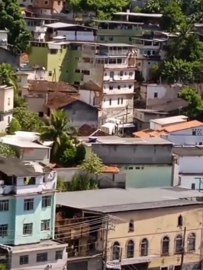 Blindado utilizado pela UPP foi flagrado circulando pelas ruas da comunidade