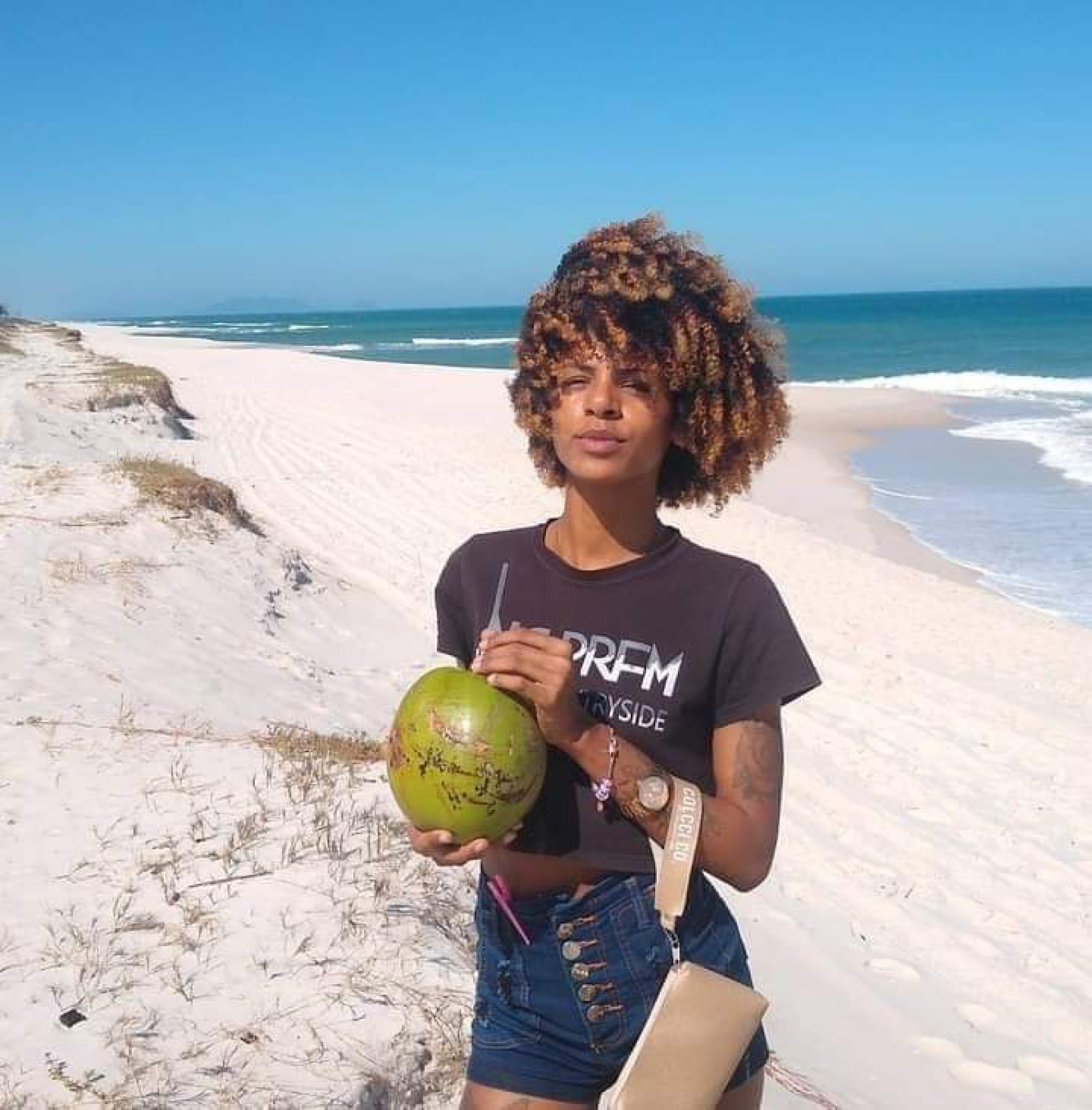 Valeska, de 22 anos, gostava de curtir o tempo livre na praia. Seu sonha &eacute; trabalhar como t&eacute;cnica em enfermagem. Para viabilizar os estudos e o trabalho, ela foi morar sozinha em uma casa no Fonseca, em Niter&oacute;i      