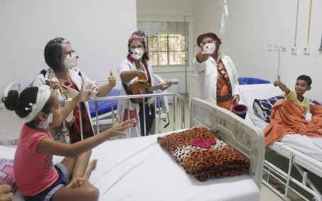 Palhaços do Projeto Alegria voltam a atender pacientes internados no HGNI