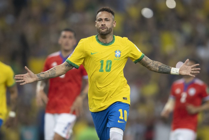 De pênalti, Neymar abriu o placar para ao Brasil no Maracanã