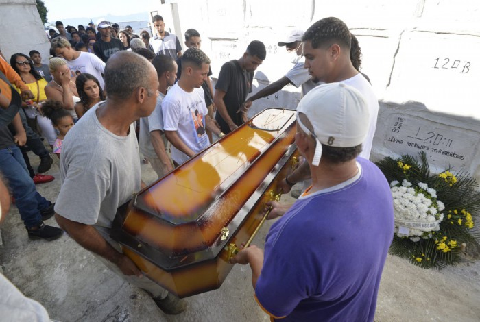Parentes e amigos protestaram durante o enterro de Fábio Tavares em São João de Meriti
