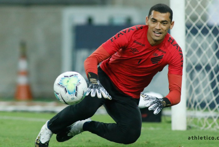O goleiro Santos, revelado pelo Athletico, está na mira do Flamengo