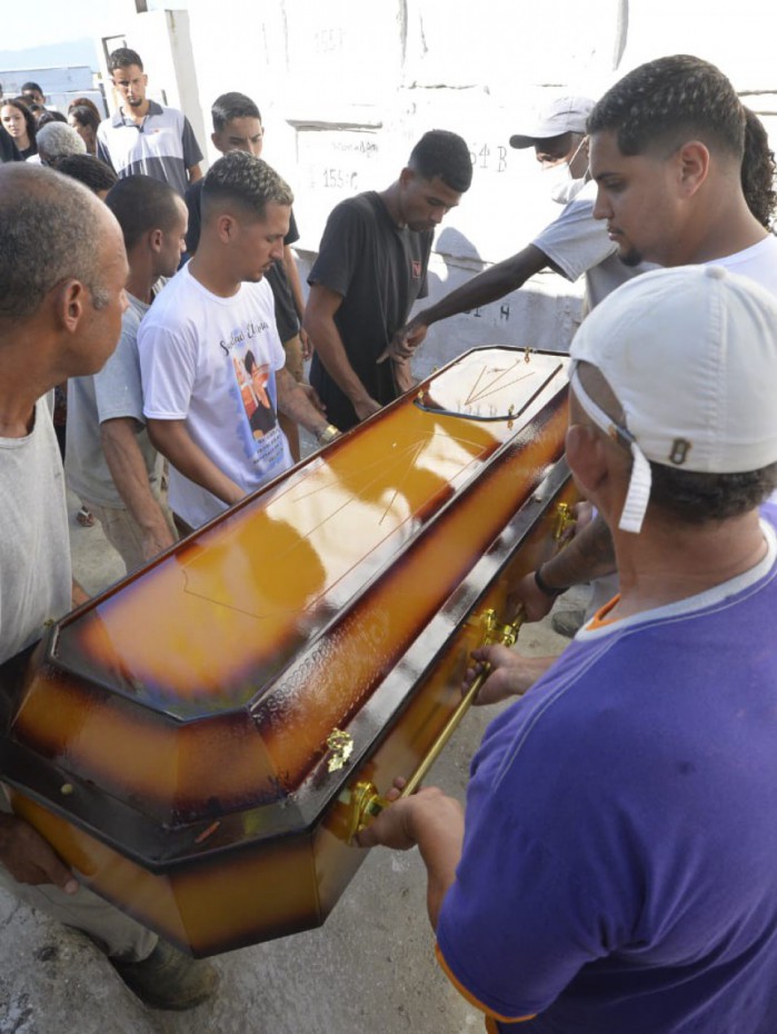 Parentes e amigos protestaram durante o enterro de F&aacute;bio Tavares em S&atilde;o Jo&atilde;o de Meriti