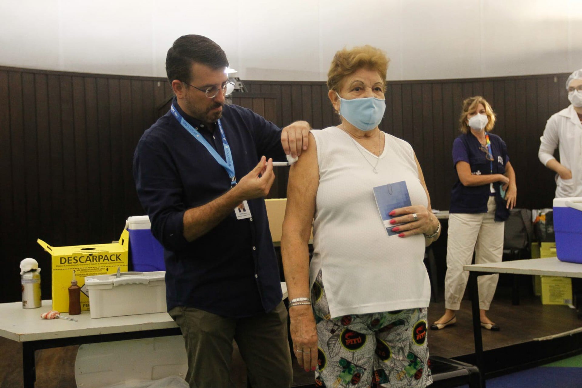 A dona de casa Teresinha Moura da Silva, de 81 anos, recebeu a quarta dose pelas mãos do secretário Daniel Soranz - Reginaldo Pimenta/Agência O Dia