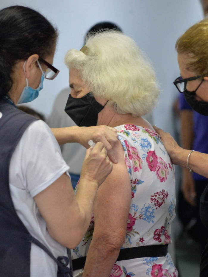 Idosos acima de 70 anos ser&atilde;o vacinados a partir de quarta-feira (27)