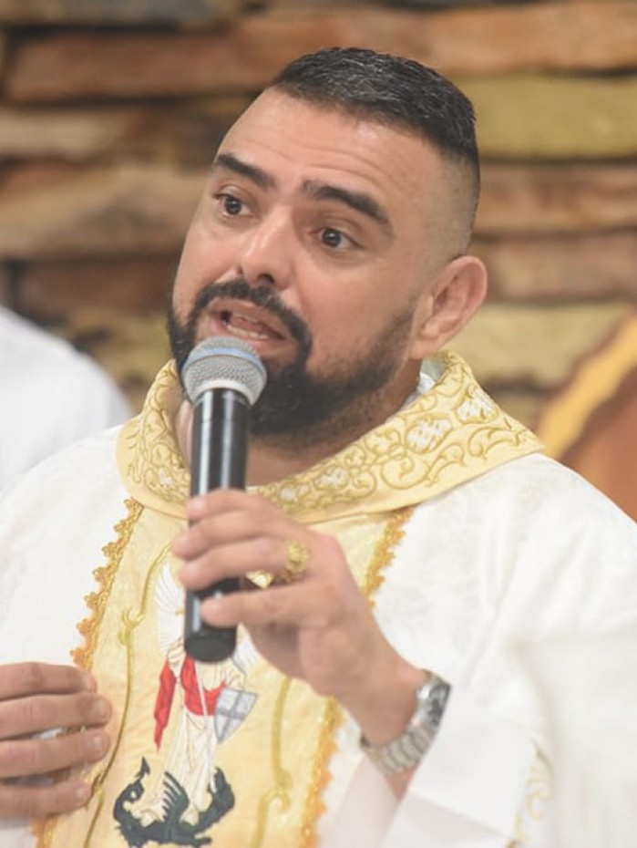 O padre Jo&atilde;o Cl&aacute;udio Nascimento &eacute; o respons&aacute;vel pelas missas.