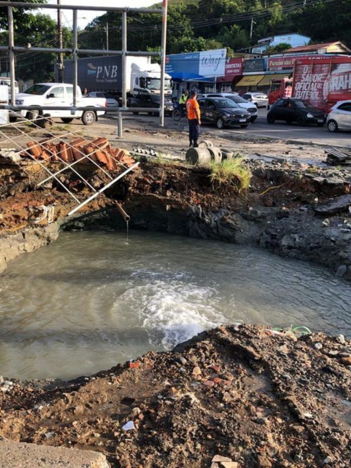 Estouro de tubula&ccedil;&atilde;o no km 32 da antiga estrada Rio-S&atilde;o Paulo, em Nova Igua&ccedil;u.
