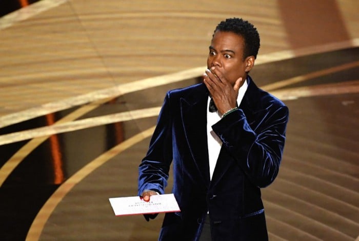 Chris Rock levou um tapa na cara enquanto apresentava o Oscar