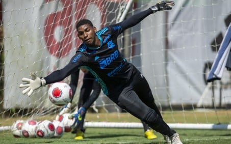 Hugo Souza desfalca o Flamengo contra o Bahia por conta de dores no joelho