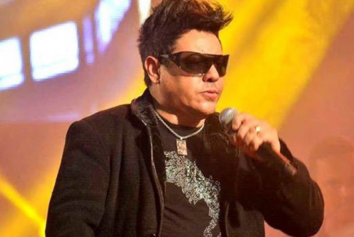 Cantor Daniel Diau, do grupo Calcinha Preta, comete gafe no 'Encontro'
