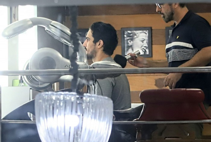 Renato Góes muda o visual em salão na Barra da Tijuca, na Zona Oeste do Rio, nesta quarta-feira