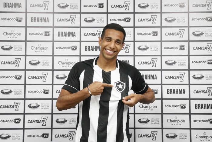 Victor Sá foi apresentado oficialmente como reforço do Botafogo 