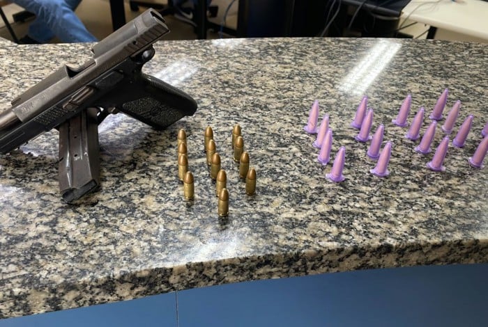 Foram encontrados uma pistola 9mm, 13 munições 9mm e pinos de cocaína.
