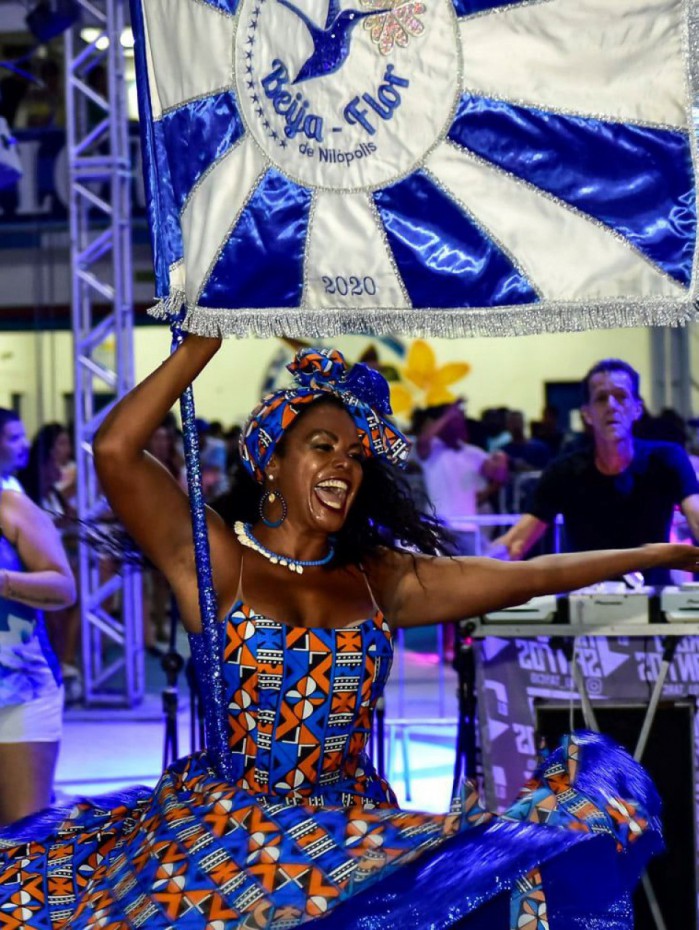 A porta-bandeira Selminha Sorriso &eacute; um dos s&iacute;mbolos da Escola de Samba Beija-Flor de Nil&oacute;polis que passa a ser reconhecida como Patrim&ocirc;nio Imaterial e Cultural do Rio 