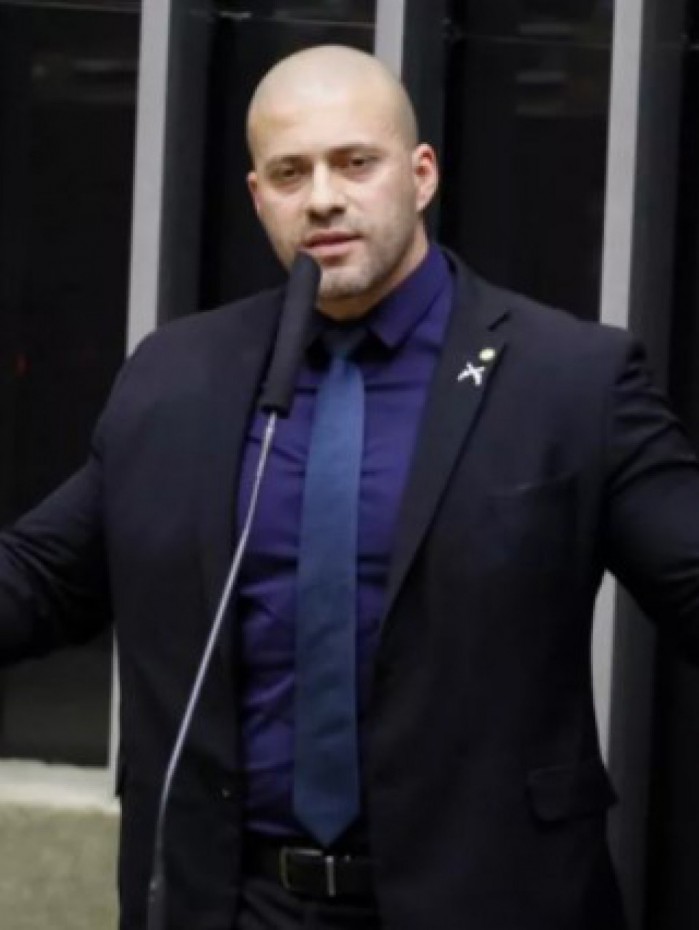 Daniel Silveira (PTB) pode ter registro de candidatura indeferia.