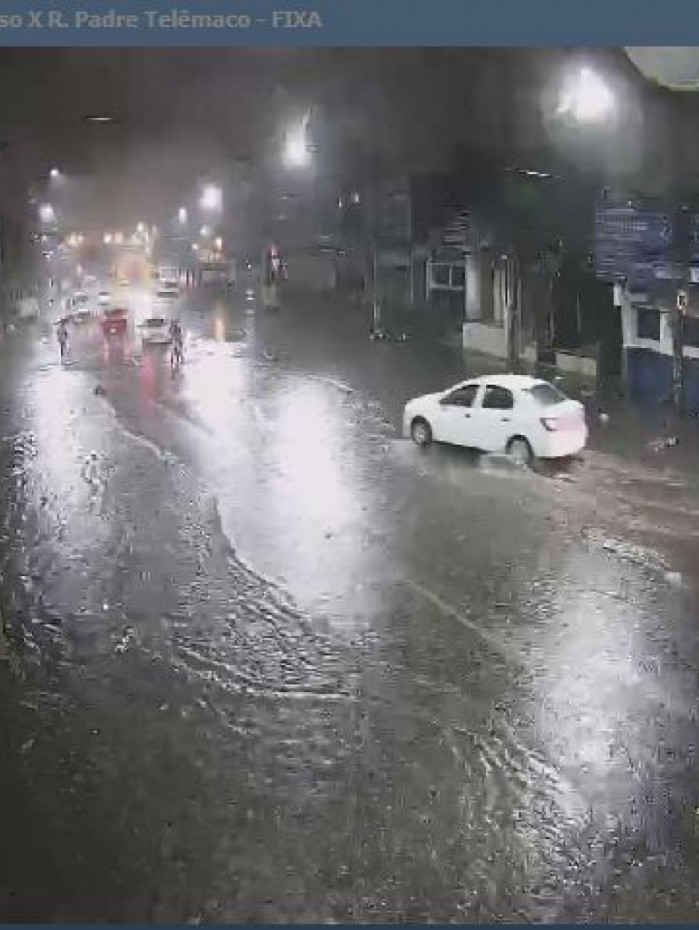 Chuva causa bolsão de água em Cascadura