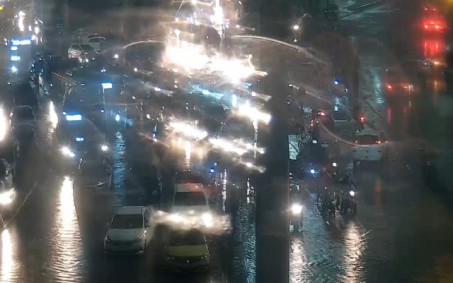 Bolsões d'água e alagamentos provocam engarrafamento de mais de 230 km na cidade