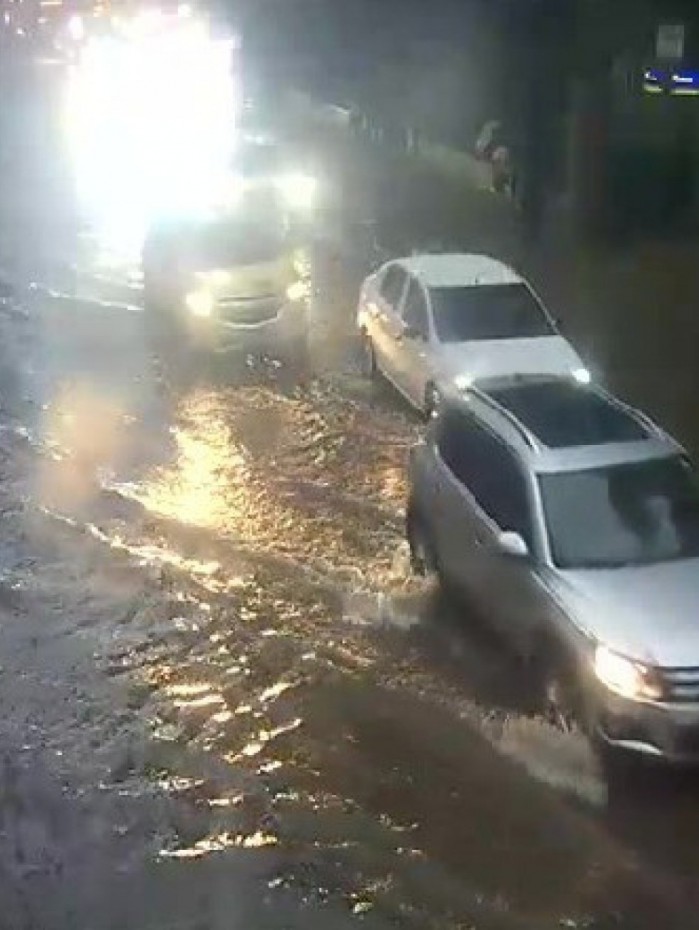 Na Rua São Clemente, em Botafogo, há um bolsão d'água na altura da Rua Eduardo Guinle