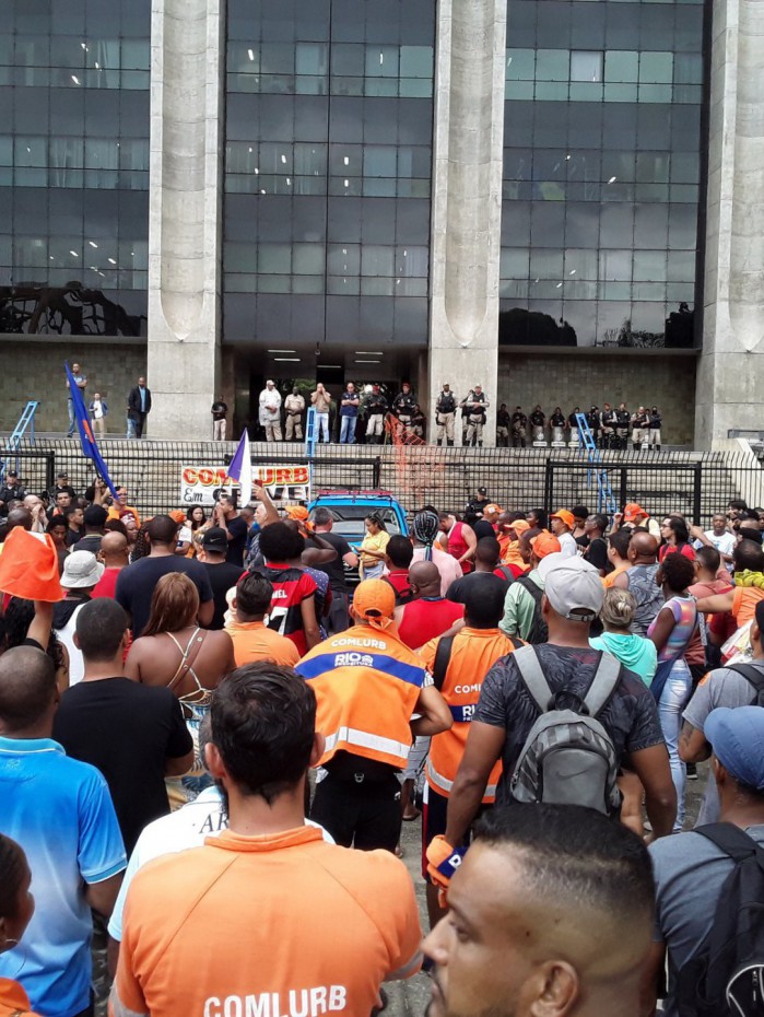 Garis na frente da Prefeitura do Rio