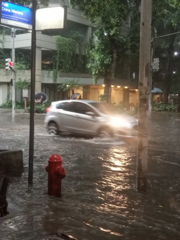 Rua Volunt&aacute;rios da P&aacute;tria com ponto de alagamento