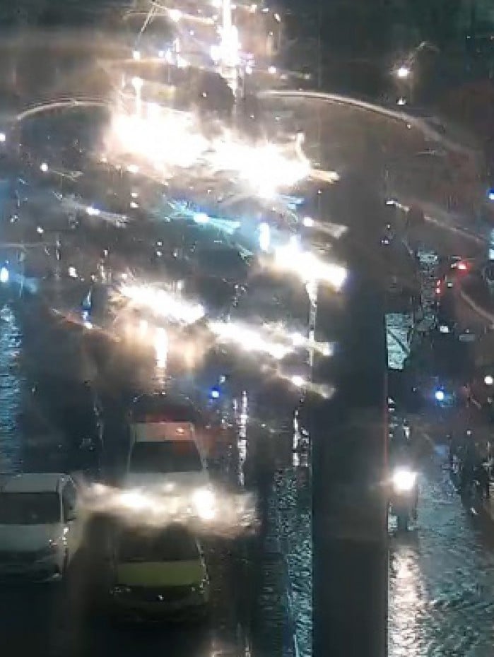 Pra&ccedil;a da Bandeira bloqueada nos dois sentidos por causa de alagamento