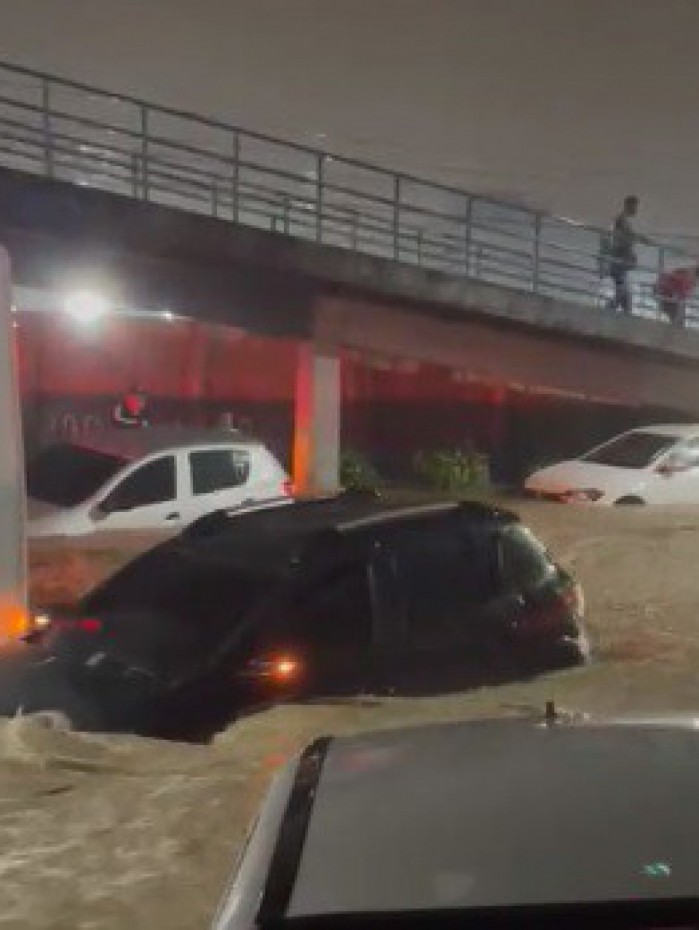 Morador registra momento em que correnteza arrasta veículo em avenida de Mesquita 