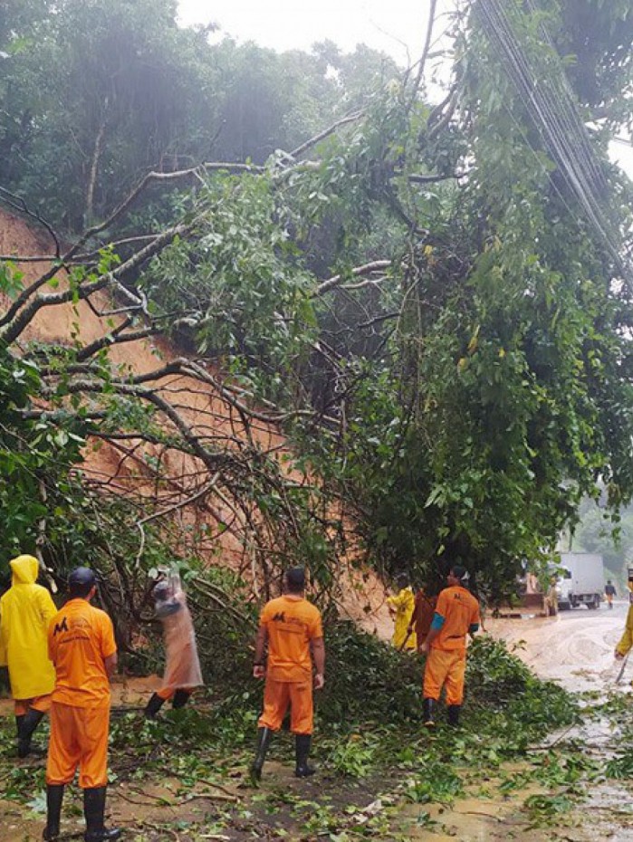 Deslizamento de terra e queda de &aacute;rvores em raz&atilde;o das fortes chuvas que atingem a cidade de Angra dos Reis, na Costa Verde do Rio 