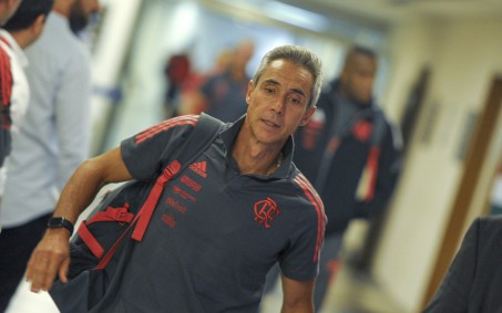 Torcedores do Flamengo protestam na porta do CT Ninho do Urubu