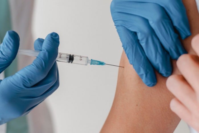 Imagem ilustrativa de uma pessoa sendo vacinada