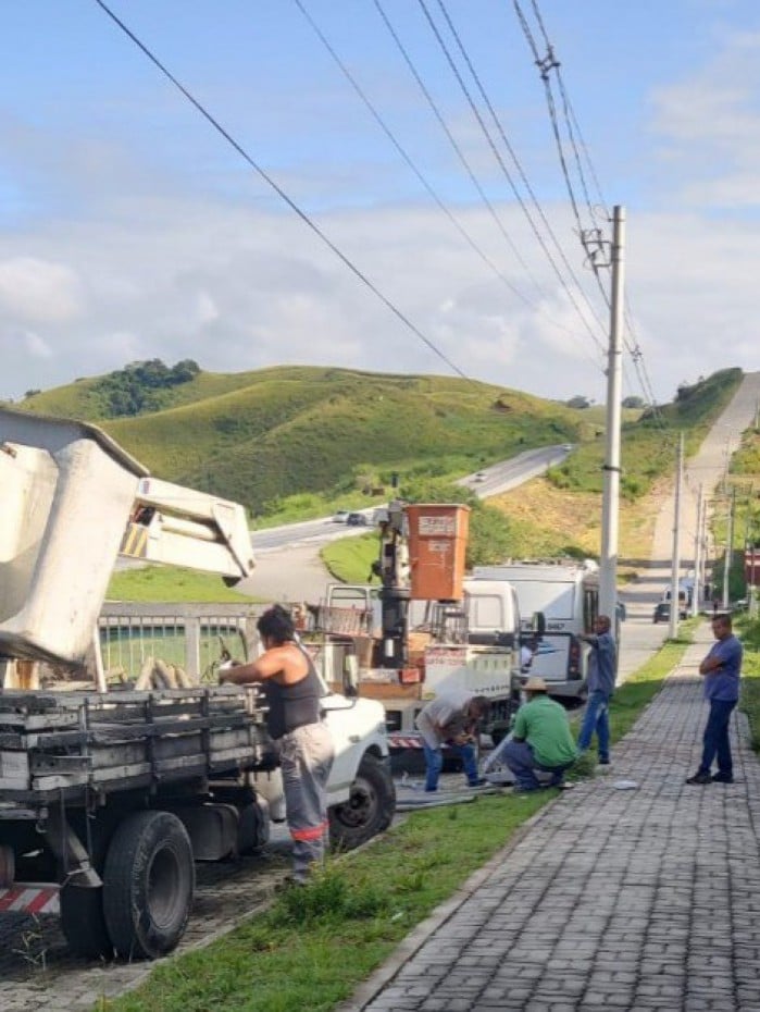 Luminárias são instaladas em frente ao condomínio Jardim Mariana, na Rodovia do Contorno