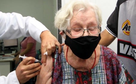 Nova Iguaçu aplica quarta dose da vacina em idosos a partir de 60 anos