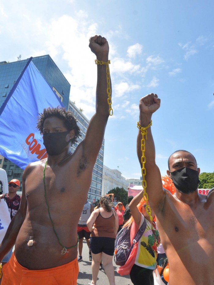 Em passeata do Centro &agrave; Zona Sul, cerca de 100 garis pediram por melhores sal&aacute;rios e condi&ccedil;&otilde;es de trabalho