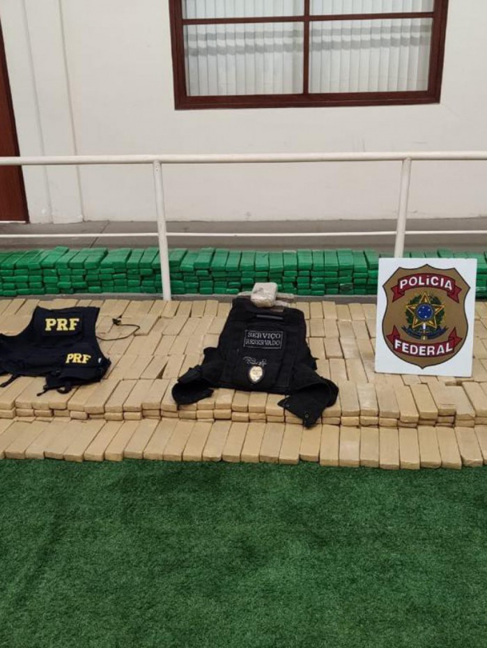 Foram apreendidas 500 kg de maconha nos dois veículos